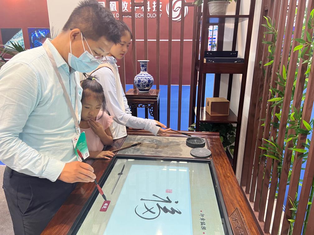 数开云体育 开云平台字技术赋能文旅融合 探访第四届中国国际文化旅游博览会(图2)