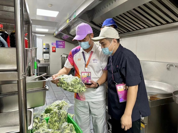 他们是谁？走近24小时全方位服务保障亚运村的“开云APP 开云官网入口幕后英雄”团队(图1)