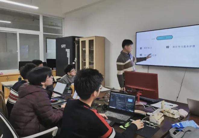 国智书院｜北京希望电子出版社着力开发人工智能（AI）数字教材开云体育 开云平台(图1)